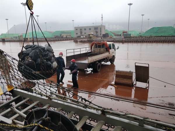 冒雨进行船舶垃圾清理业务.jpg